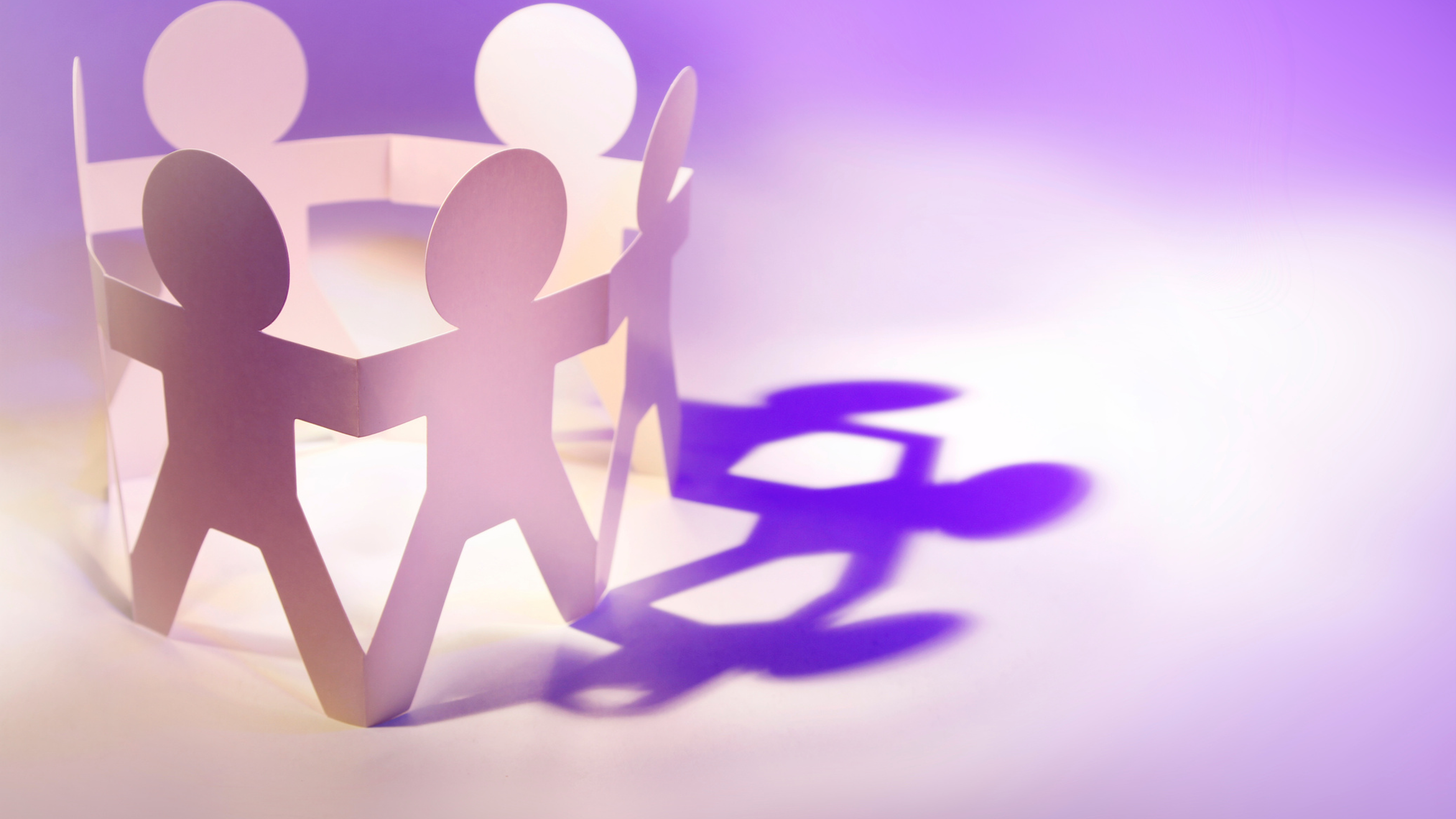 Pessoas de mãos dadas