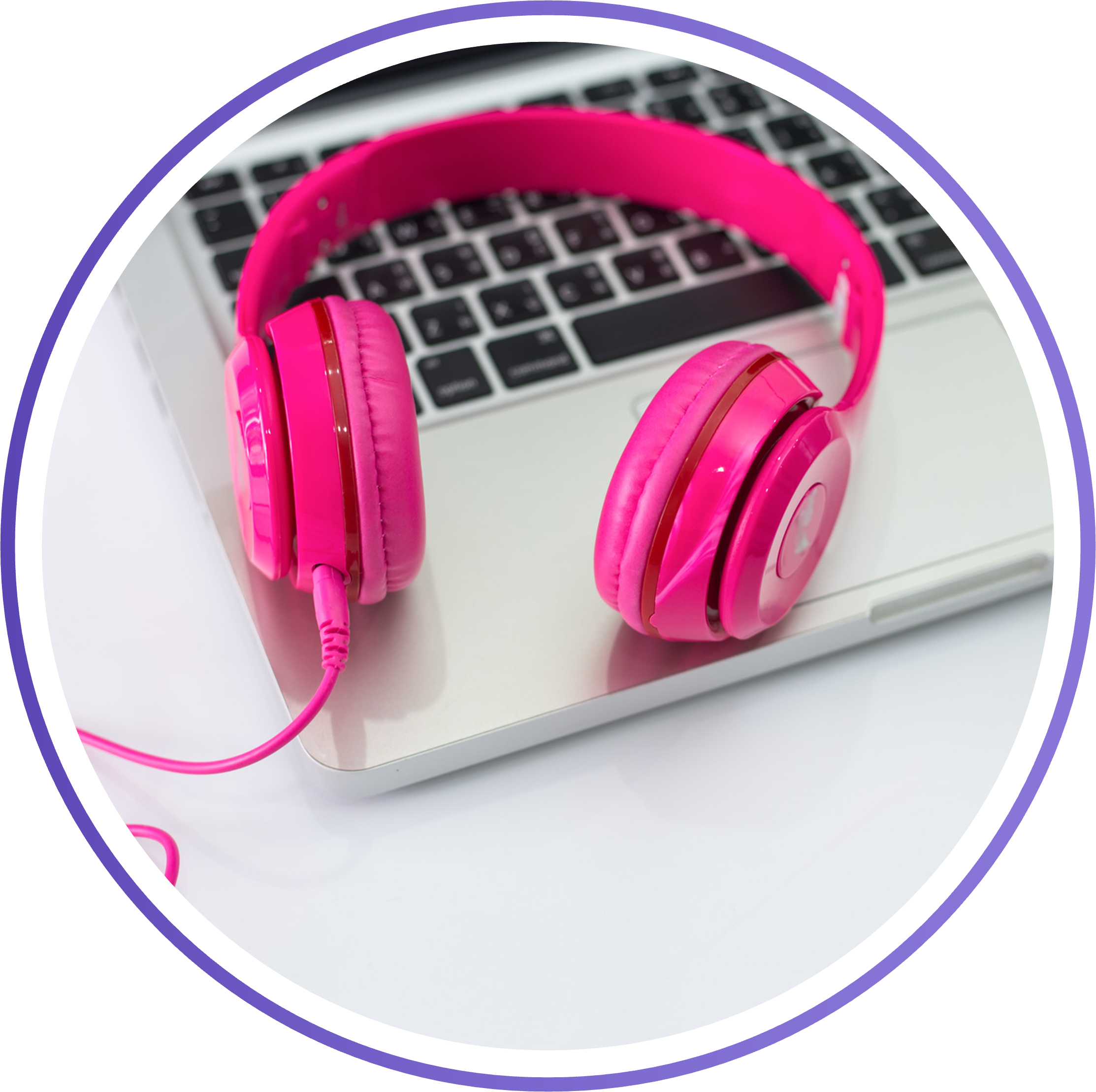 Headphone rosa em notebook